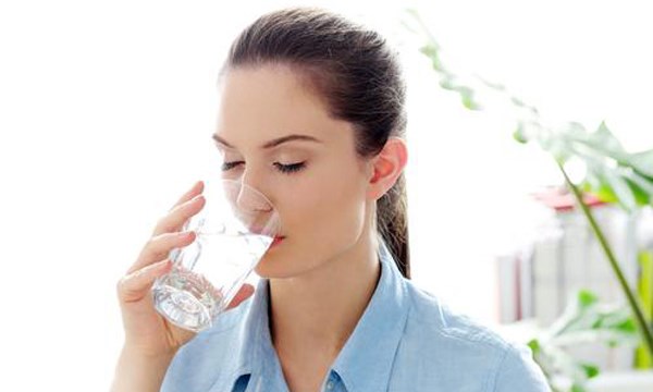 Uống đủ nước phòng chống rạn da