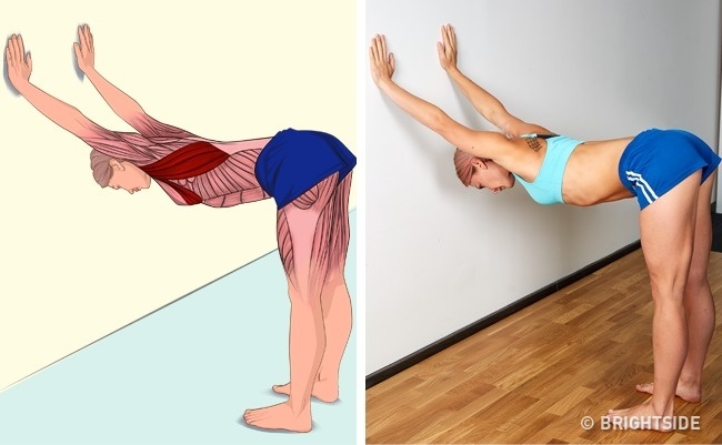 Thực hiện tư thế cúi mặt với hai tay chống vào tường, bạn sẽ kéo giãn được toàn bộ cơ lưng, bụng, mông, đùi và bắp tay.